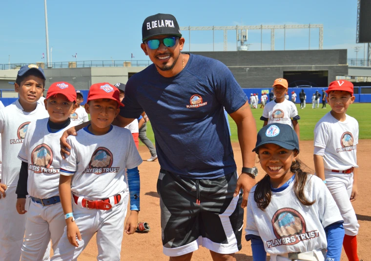 O jogador do Arizona Diamondbacks Eduardo Escobar, da Venezuela, posa com jovens jogadores em uma clínica em Barranquilla, Colômbia. Rene Rismondo / MLBPA