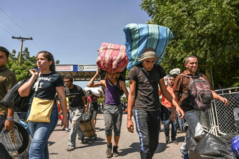 Venezuelanos atravessam a Ponte Internacional Simon Bolivar de volta à Venezuela depois de comprar suprimentos na Colômbia, em 4 de janeiro de 2020.