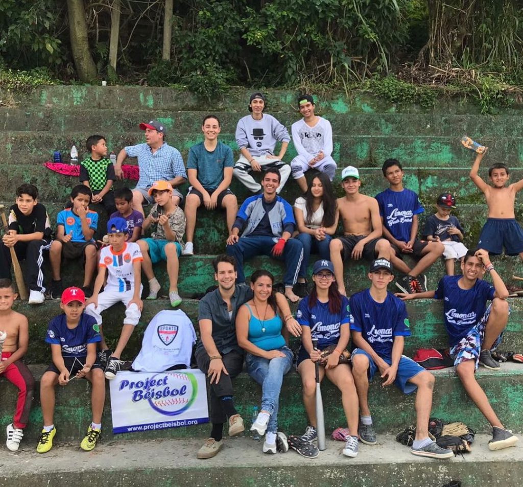 voluntarios sentados en las gradas