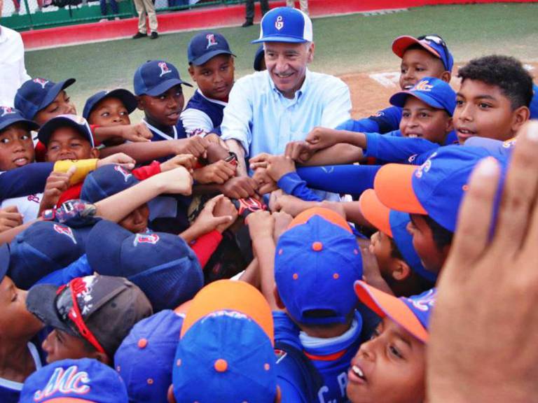 El embajador de Estados Unidos en Colombia estuvo en un partido de béisbol entre los Bravitos de Lemaitre y los Metropolitanos