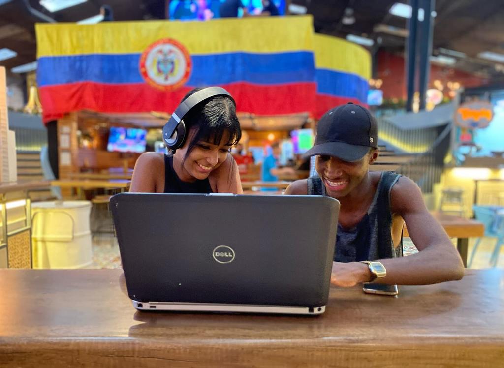 adolescentes em torno de um computador