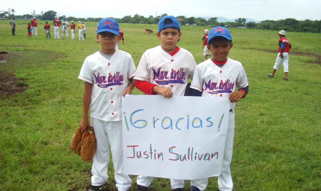 crianças segurando 