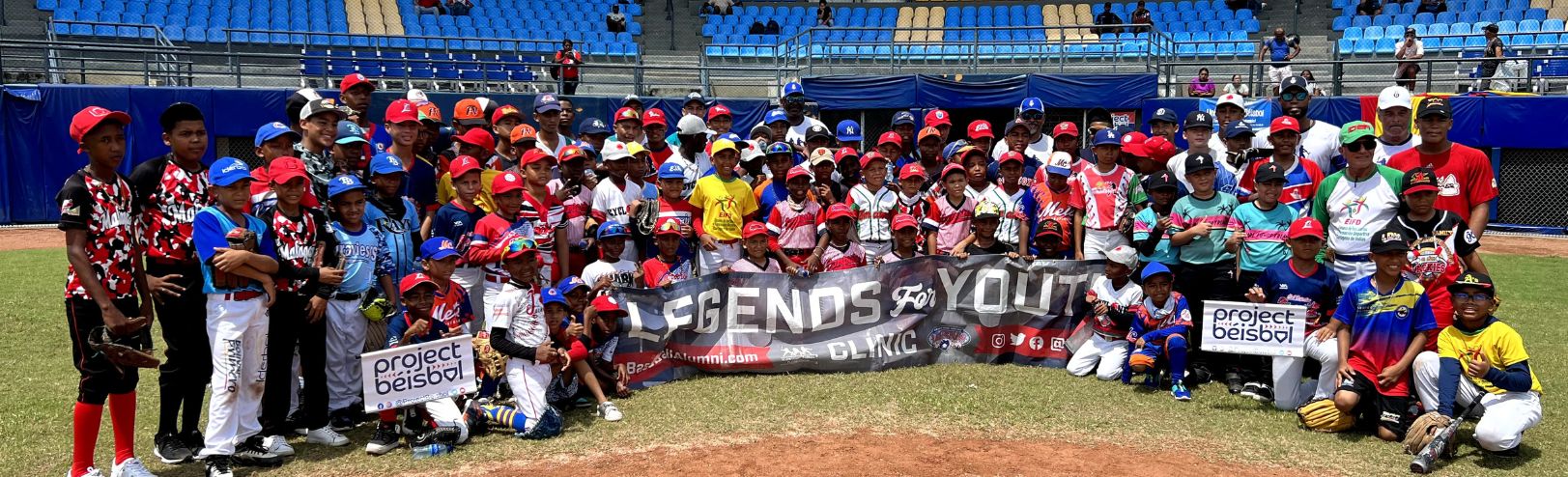 This is the case of Joan Veloza, a former participant who is now a program coordinator. “I was a participant until 2015; at the time, I was studying at the Claretian School in the town of Bosa. Project Baseball came to my school when I was 13, through the student representative, who wanted to offer a different kind of sports activity. I signed up without knowing much about baseball and ended up falling in love with the sport.”